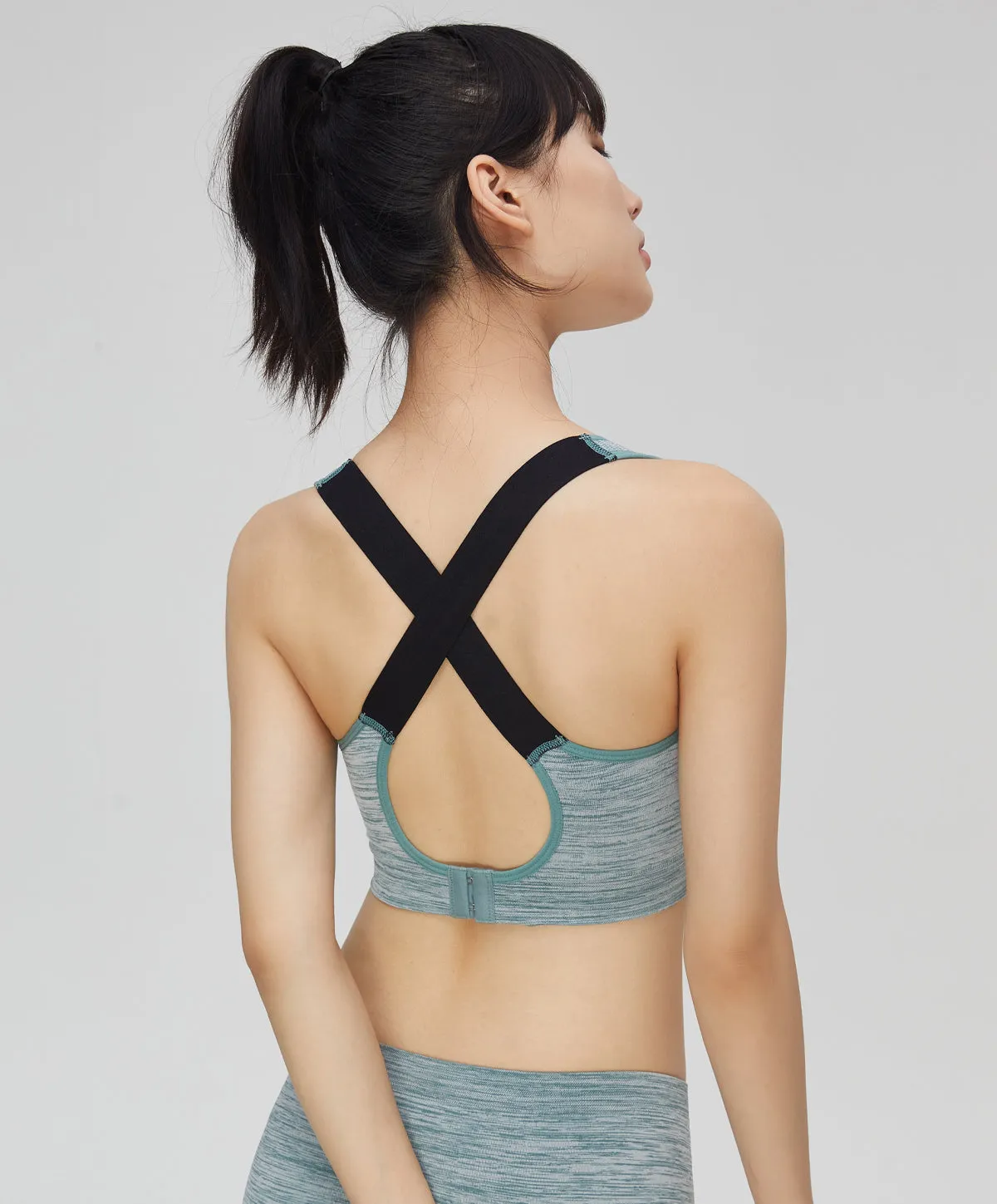 Energized Soulful Seamless Cross-Back Sports Bra